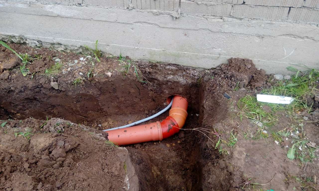 Где можно ставить септик на участке. Нормы СанПиН, таблица расстояний, советы для маленьких участков.