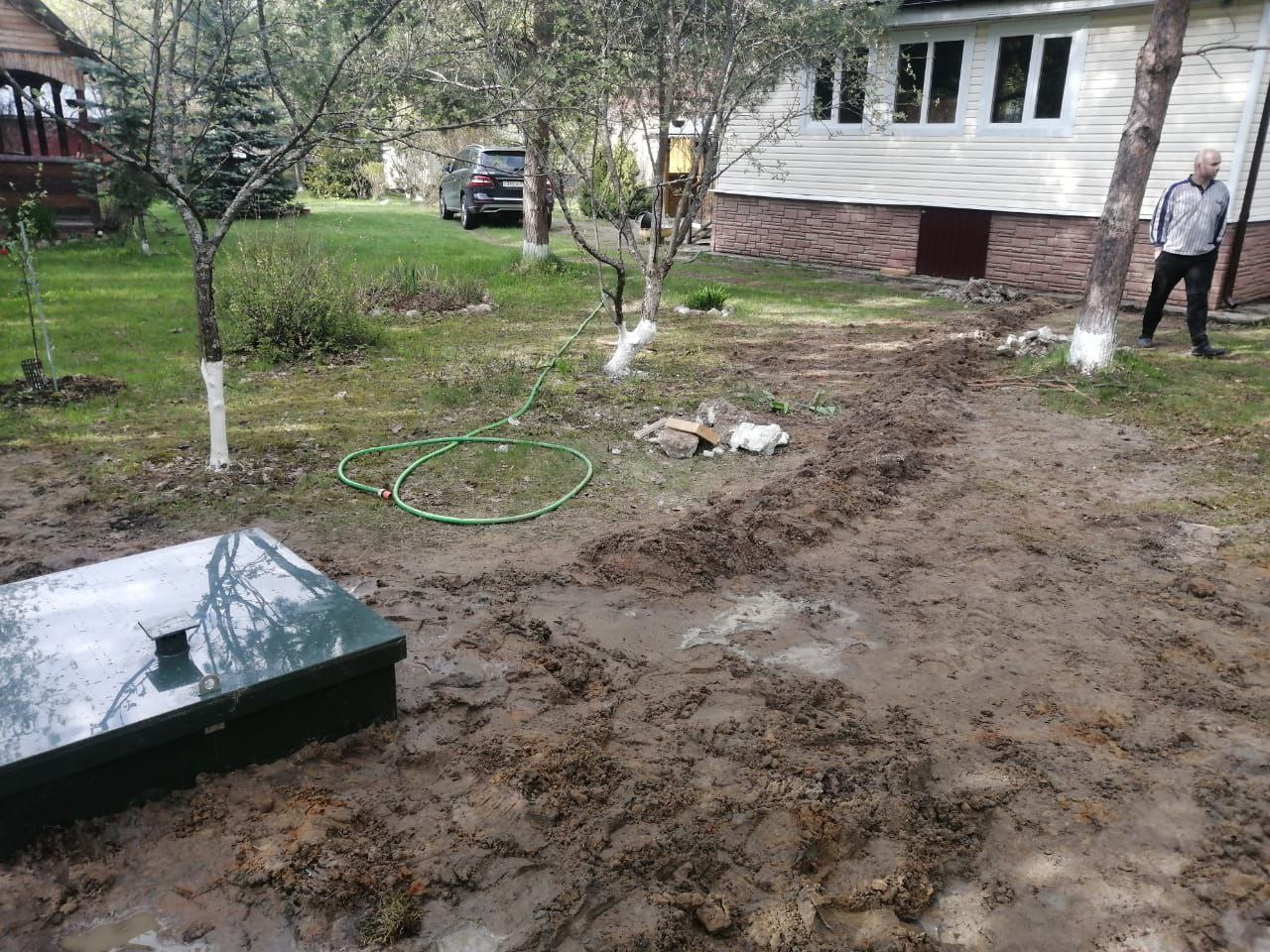 Установка очистного сооружения краном в котлован с бетонной плитой