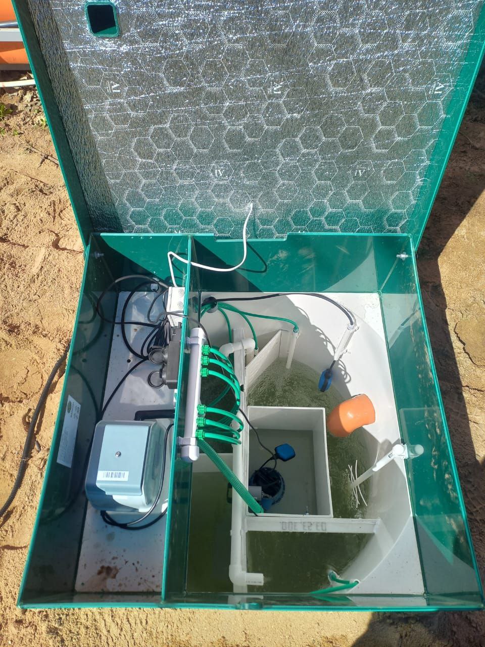 Вид сверху на четыре камеры работающей станции очистки стоков