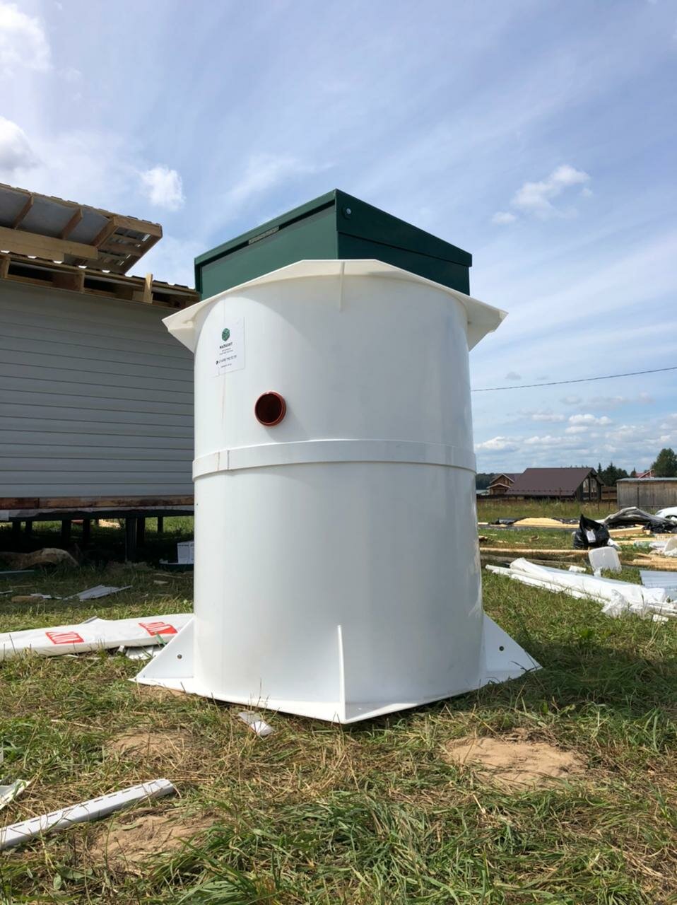 Септик перед установкой на загородном участке в Подмосковье