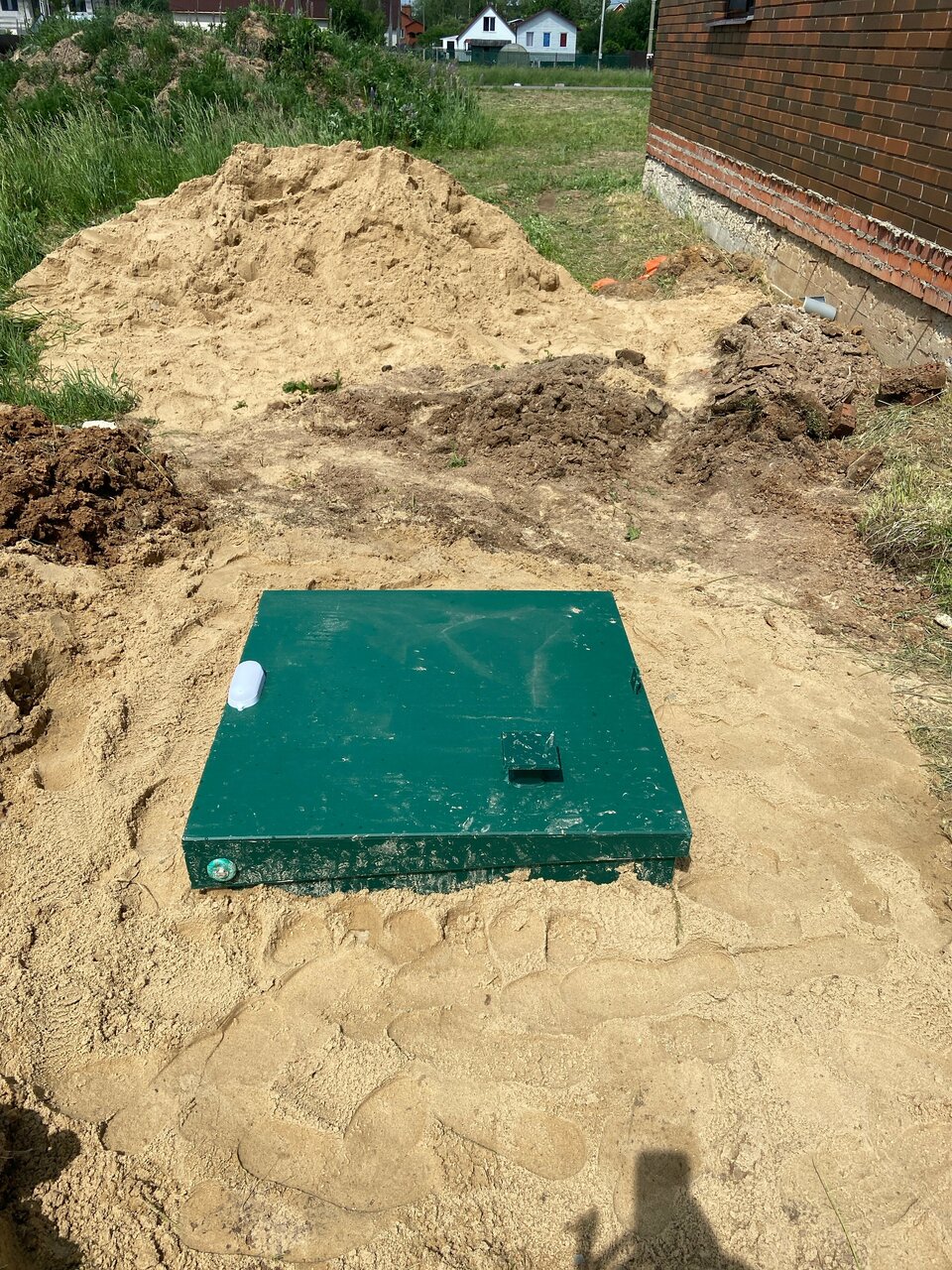 Установленный септик под ключ на участке возле загородного дома