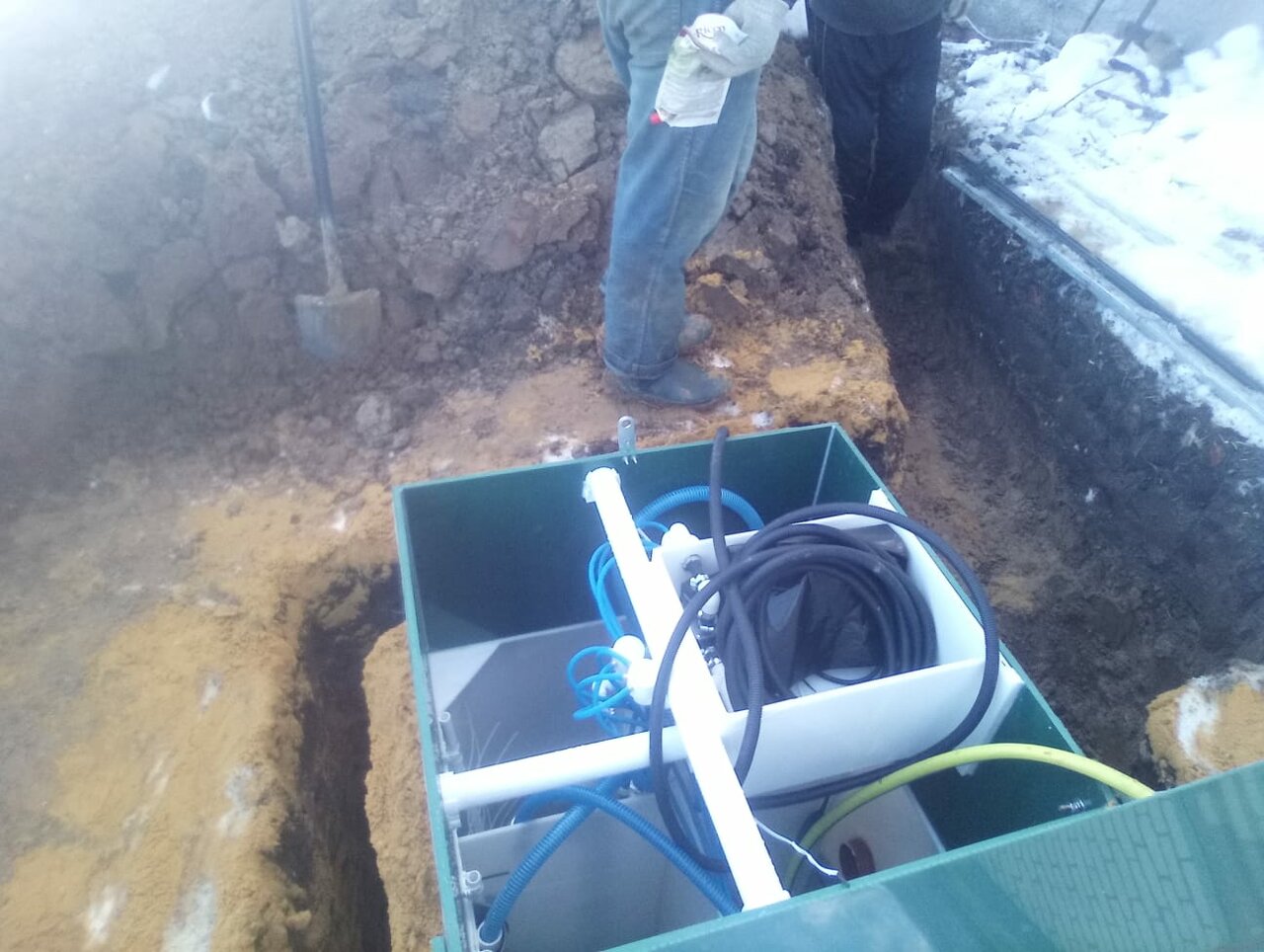 Процесс монтажа септика в котловане — подключение коммуникаций