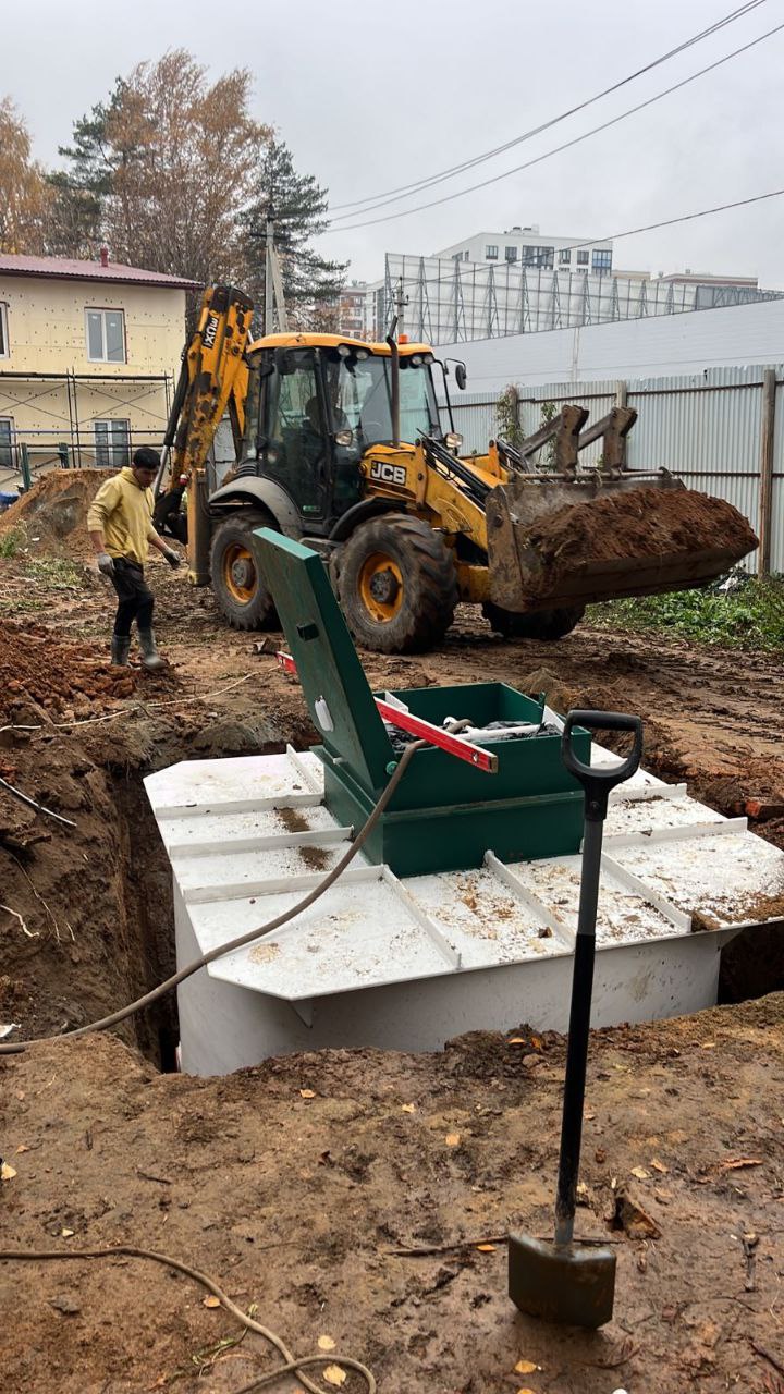 Экскаватор JCB на объекте монтажа септика